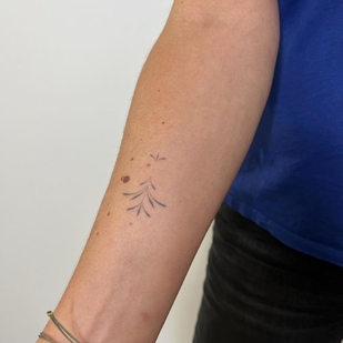 Femme Noir  tatouage sur Avant-bras #63305 | Artiste tatoueur Lara Maju