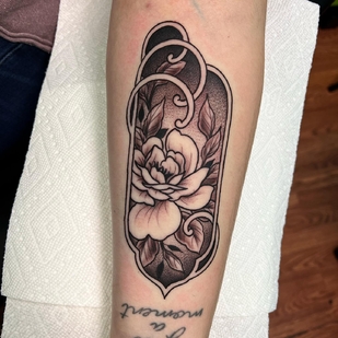 Femme Noir Néo-traditionnel tatouage sur Avant-bras #63706 | Artiste tatoueur Sara Bell