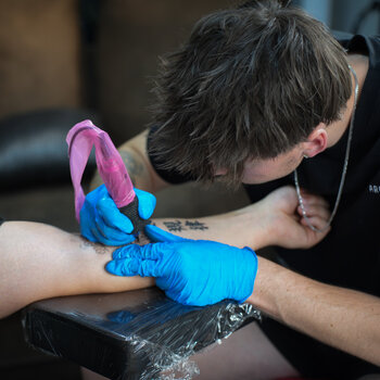 Artiste tatoueur Jared Holly