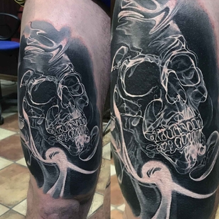 Noir et Gris Réalisme tatouage sur Jambe #6972 | Artiste tatoueur Yevhen Dikov