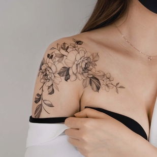 Femme Noir Botanique tatouage #51597 | Artiste tatoueur Zee