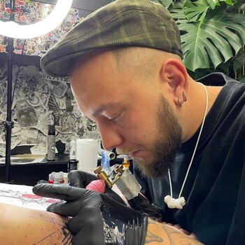 Artiste tatoueur Saveliy Shustov'