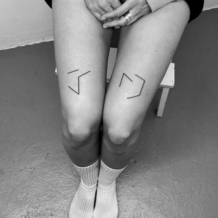 Noir  tatouage sur Jambe #64108 | Artiste tatoueur crooked_gun