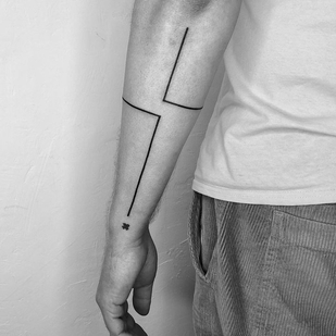 Noir  tatouage sur Avant-bras #64118 | Artiste tatoueur crooked_gun