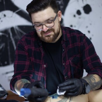 Artiste tatoueur Mihail Rollov