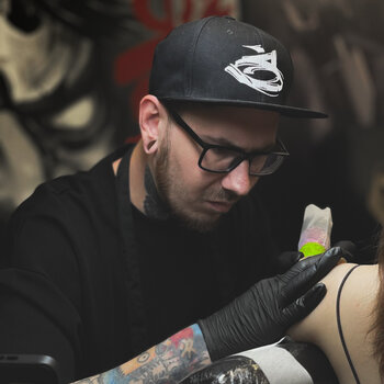 Artiste tatoueur Vitaliy Vladimirovich
