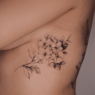 Femme Noir Botanique tatouage sur Côté #35535 | Artiste tatoueur Karolina Szymańska