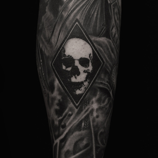 Homme Noir et Gris Graphique tatouage #65625 | Artiste tatoueur ROMAN MIGURA