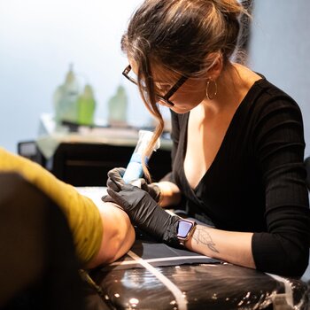 Artiste tatoueur Dark Autumn - Monica 