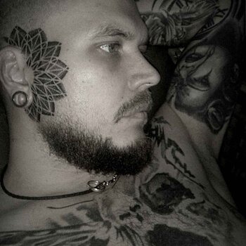 Artiste tatoueur Victor Pavlyuchenko