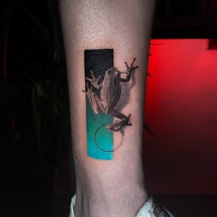 Homme Noir et Gris Micro-réalisme tatouage sur Tibia #39394 | Artiste tatoueur Kirill Antique