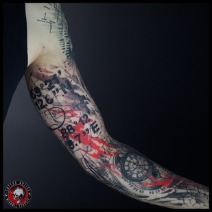 Homme Noir et Gris Trash Polka tatouage sur Manche #66253 | Artiste tatoueur Mihail Strogiy