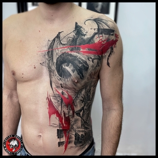 Homme Noir et Gris Trash Polka tatouage sur Poitrine #66271 | Artiste tatoueur Mihail Strogiy