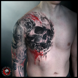 Homme Noir et Gris Trash Polka tatouage sur Poitrine #66248 | Artiste tatoueur Mihail Strogiy
