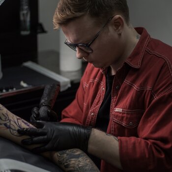 Artiste tatoueur Ilya Burchevskiy