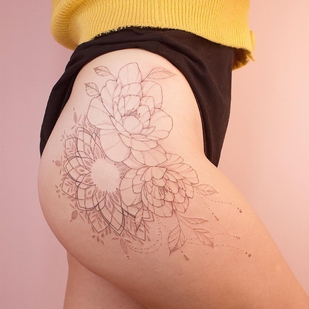 Femme Noir Fineline tatouage sur Cuisse #54110 | Artiste tatoueur Anastasiya Kovyazina