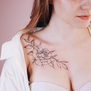 Femme Noir Fineline tatouage sur Clavicule #54106 | Artiste tatoueur Anastasiya Kovyazina