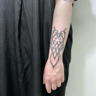 Femme Noir Ornemental tatouage sur Avant-bras #54680 | Artiste tatoueur Mary Nepostaeva