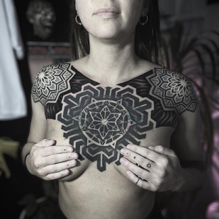 Femme Noir et Gris Ornemental tatouage sur Poitrine #67723 | Artiste tatoueur Sergey Tymkiv