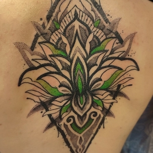 Femme Couleur Dotwork tatouage sur Dos #67825 | Artiste tatoueur Ioann Leo ( LEO-VAN )