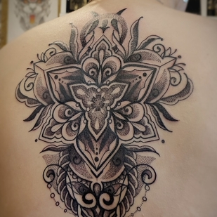 Femme Noir Dotwork tatouage sur Dos #67839 | Artiste tatoueur Ioann Leo ( LEO-VAN )