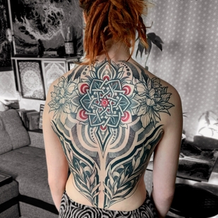 Femme Couleur  tatouage sur Dos #67966 | Artiste tatoueur Ioann Leo ( LEO-VAN )