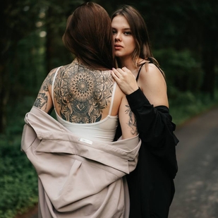 Femme Noir Féminin tatouage sur Dos #67992 | Artiste tatoueur Ioann Leo ( LEO-VAN )