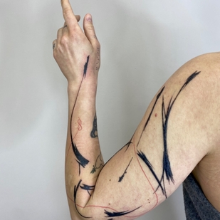 Femme Noir Abstrait tatouage sur Manche #68019 | Artiste tatoueur Mary Nepostaeva