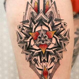 Femme Couleur Biomecanique tatouage sur Cuisse #68034 | Artiste tatoueur Ioann Leo ( LEO-VAN )