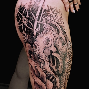 Femme Noir et Gris Graphique tatouage sur Cuisse #68041 | Artiste tatoueur Ioann Leo ( LEO-VAN )