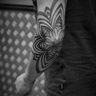 Homme Noir Ornemental tatouage #40233 | Artiste tatoueur ILYA CASCAD