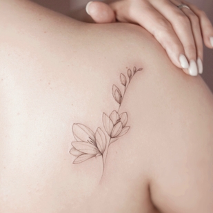 Femme Noir Fineline tatouage sur Dos #69656 | Artiste tatoueur Anastasiya Kovyazina