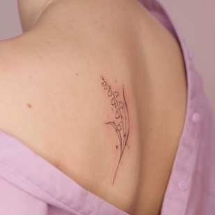 Femme Noir Fineline tatouage sur Dos #69647 | Artiste tatoueur Anastasiya Kovyazina