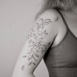 Femme Noir Fineline tatouage sur Épaule #69660 | Artiste tatoueur Anastasiya Kovyazina