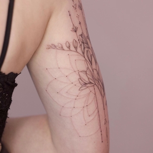 Femme Noir Fineline tatouage sur Épaule #69655 | Artiste tatoueur Anastasiya Kovyazina