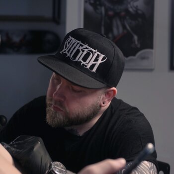 Artiste tatoueur Yuriy Chernyh