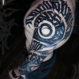 Homme Noir Lettrage tatouage sur Manche #55509 | Artiste tatoueur Igor Klimin