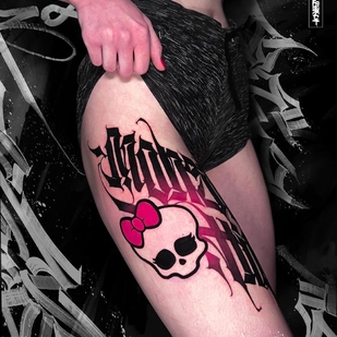 Femme Couleur Lettrage tatouage sur Jambe #55618 | Artiste tatoueur Igor Klimin