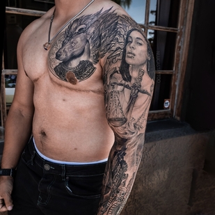 Homme Noir et Gris Réalisme tatouage sur Manche #55781 | Artiste tatoueur Nik Lucas