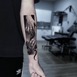 Homme Noir et Gris Micro-réalisme tatouage sur Avant-bras #70307 | Artiste tatoueur Kirill Antique