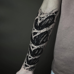 Homme Noir et Gris  tatouage sur Avant-bras #70537 | Artiste tatoueur Sergey Tymkiv