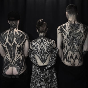 Homme Noir et Gris  tatouage sur Dos #70536 | Artiste tatoueur Sergey Tymkiv