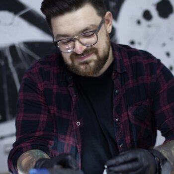 Artiste tatoueur Mihail Rollov