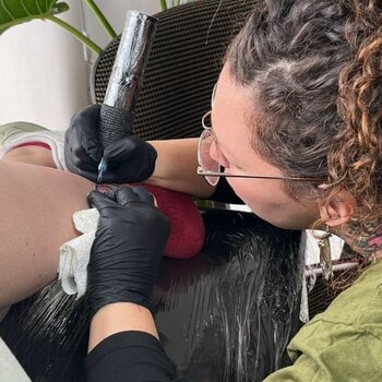 Artiste tatoueur Niki Peppers