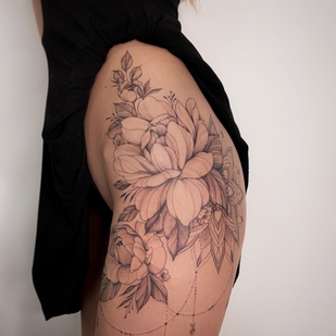 Femme Noir Botanique tatouage sur Cuisse #56943 | Artiste tatoueur Olga Kotova