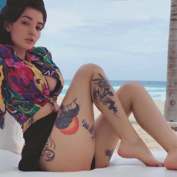 Modèle de tatouage BetzySuicide