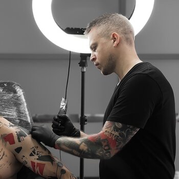 Artiste tatoueur Alexander Mironenko