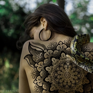 Femme Noir et Gris Ornemental tatouage sur Dos #73226 | Artiste tatoueur Ioann Leo ( LEO-VAN )