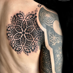 Homme Noir et Gris Ornemental tatouage sur Épaule #73268 | Artiste tatoueur Ioann Leo ( LEO-VAN )