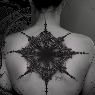 Femme Noir Style d'Auteur tatouage sur Dos #73403 | Artiste tatoueur Ellina Plat